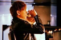 流川翔（白濱亜嵐）がバーで飲むマサ（三浦翔平）を撮影！「横顔まで爆イケ」「隣座ってもいいですか？」とファン興奮『Ｍ　愛すべき人がいて』