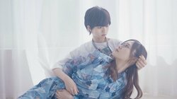 ”男の子役”齋藤飛鳥に白石麻衣の”頬キス”、アドリブも満載『のような存在』MV公開