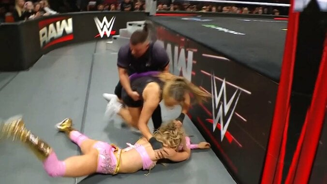 元チアの美女レスラー、執拗な場外攻撃で“失神”の憂き目 思わぬ展開「ガチなやつか？」「会場ドン引き」 5枚目