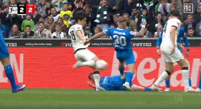 何が起きた…！？ 町野修斗、ゴール前で目を疑う“まさかの光景”「ワケわからんw」キックしたボールが… “謎のアシスト”にファン困惑 4枚目