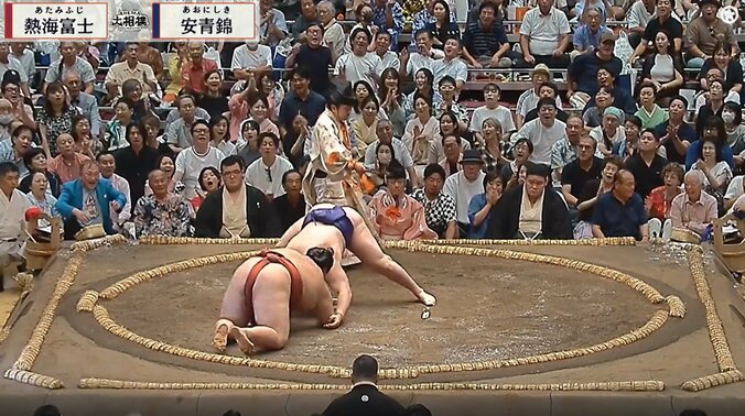 向正面東寄り　最前列に高須院長、その背後に三宅健の姿