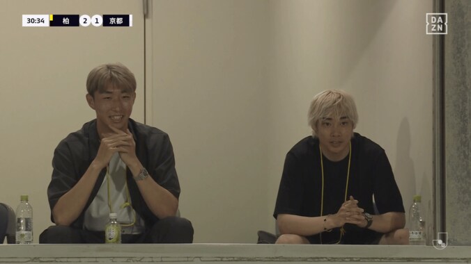 「なんだそれすごい！」柏FWの“アニメ級オーバーヘッド弾”にファン熱狂！「今季レイソルのベストゴール」伊東純也＆関根大輝も笑顔 4枚目