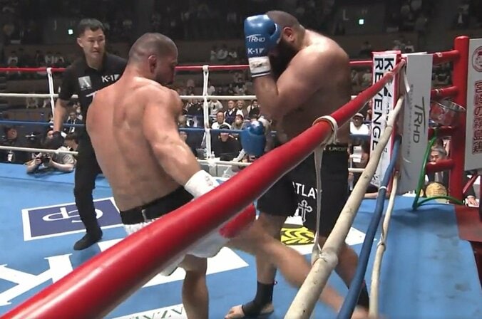 「スネが変形してる」識者も驚嘆 怒りのカーフキックで衝撃KO 相手の反則に王者が貫禄「ボコボコやん」ファン騒然 3枚目