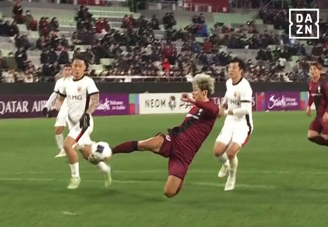 【写真・画像】SNS騒然！ エンバペが“ミスキック”で衝撃ゴラッソ！「史上最もダサいゴール」「空中パネンカや」「嘘やろ」本人も大笑い　1枚目