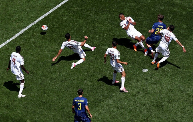 【写真・画像】【W杯】ボスニアの40歳FW、驚異のダイレクトボレーでまさか「ジェコのゴールになりませんかね？」予想外の展開に会場沸騰　1枚目