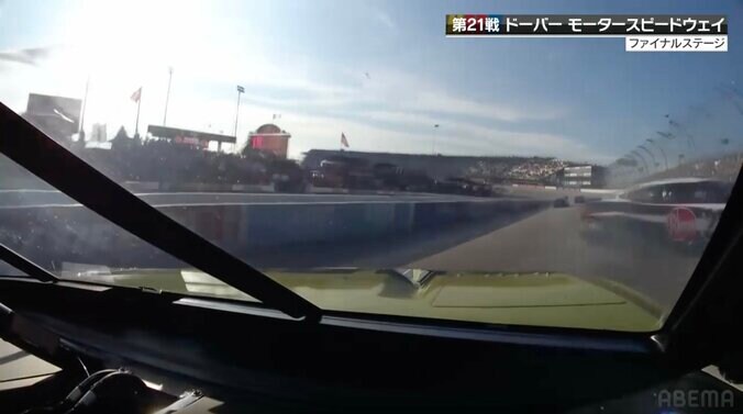 「ぶつけられたか？」レース再開→“即座に”多重事故「ほぼストレートですよ」不可解スピンも“実は”同時多発アクシデントの衝撃シーン 4枚目