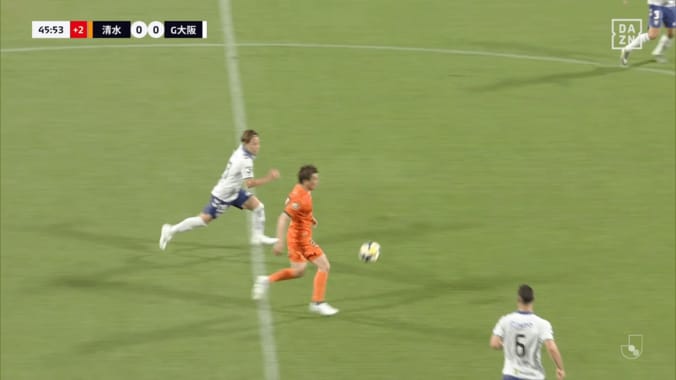 「変態すぎる…」元日本代表MFの“衝撃テクニック”にSNS沸騰！「めっちゃ簡単に難しいプレーやるやん」「意味わからん」乾貴士が神トラップ→スルーパスの一部始終 4枚目