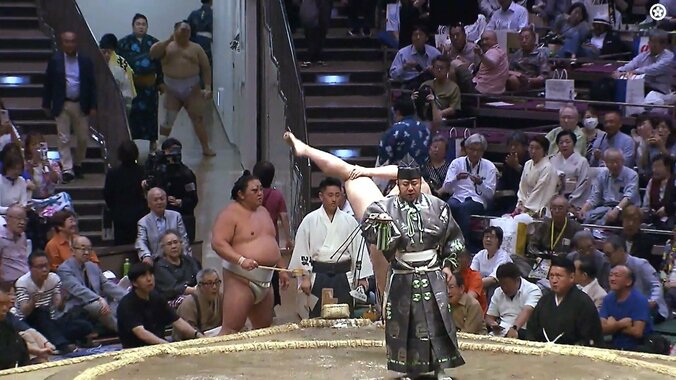 美四股に熱視線を送るねづっち