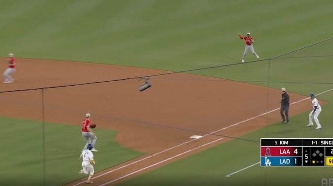 【写真・画像】一体、何が起きた？ 大谷翔平、一瞬見せた“謎の表情”「どうしたw」「どこ見てる？」 叫びながらのリアクションが話題に　1枚目