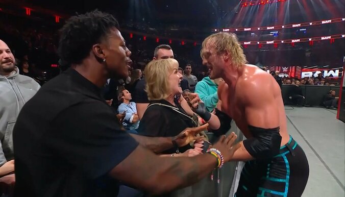 「なんて母親だ！」リングサイドで息子に“凶器” 前代未聞の事態にファン驚愕 4枚目