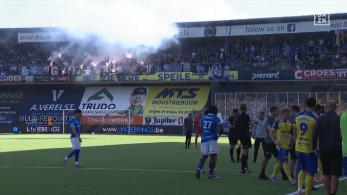 スタンドでは発煙筒が燃え盛る