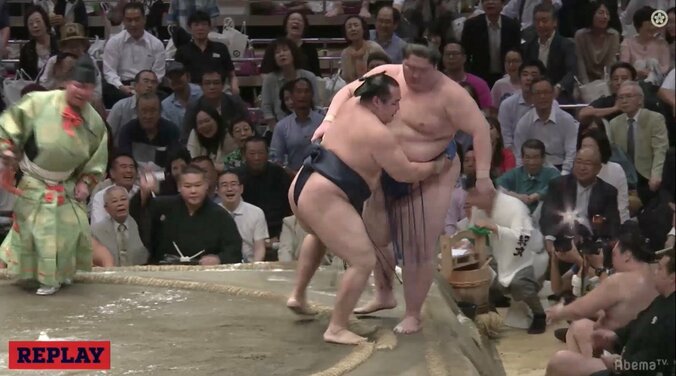 鶴竜が連続優勝へ望み　225キロ逸ノ城を寄り切り　明日は栃ノ心と1敗同士の直接対決 1枚目