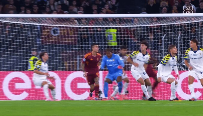 まさかの接触！ 鈴木彩艶が“アクシデント”で失点…「不運だった」「責任がないわけではない」現地メディア評価は真っ二つ 4枚目