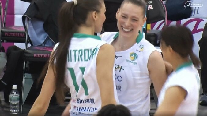 ロジャンスキはナシア・ディミトロヴァと体をぶつけ合って喜びを表現