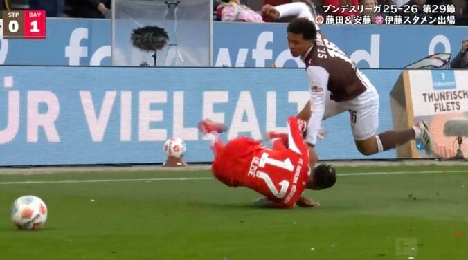 場内騒然！ 藤田譲瑠チマにブチギレ… 突き飛ばして“一触即発”「そりゃキレる」バイエルンFWを吹っ飛ばす→完全無視「気持ち強すぎだろ」 4枚目