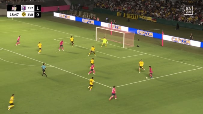 「さすが世界のシンジ」37歳の香川真司、古巣ドルトムントを翻弄！圧巻ヒールパスに「絶妙」「やっぱ上手いねー」 5枚目