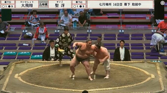 「自分から出ちゃった」不自然に土俵を割った力士に困惑「送り出す前に自ら出た」「どこか痛いのかな」心配の声も 4枚目