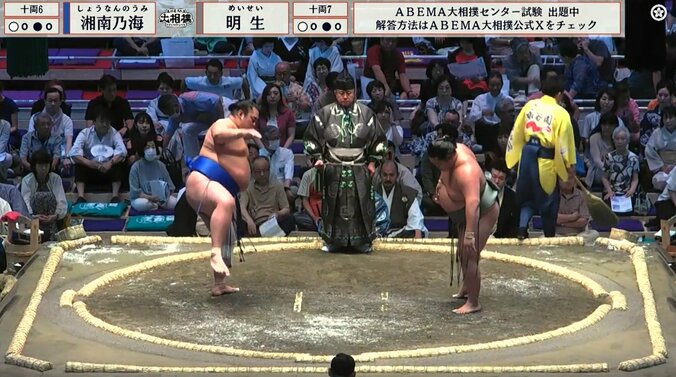 「なんかスゴイ人が相撲見てる」行司の背後に“ただならぬ”存在感で鎮座 名古屋場所でいきなり話題を呼んだ人物 4枚目