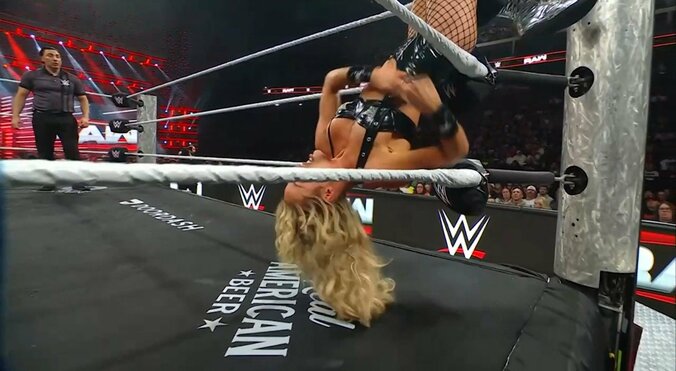 ダブルショルダーを脱ぎ捨てるマキシン