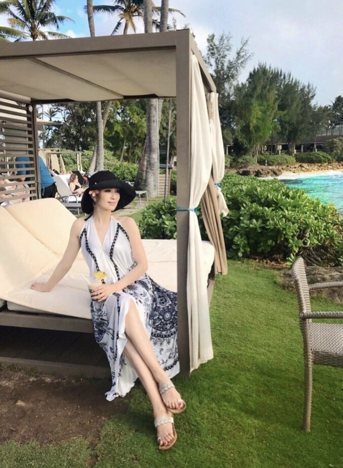 アンミカ、義母とハワイの海辺を散歩「初の娘のように溺愛してくれる」 3枚目