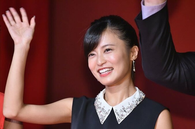 小島瑠璃子、海中でのセクシービキニ姿に反響「お尻綺麗」「足ながっ」「リアルマーメイド」 1枚目