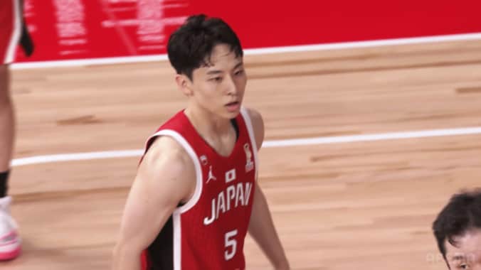 異変！河村勇輝の神業パスから“3秒静寂”→吉井裕鷹が完全フリーでまさかの…「異次元すぎる」「逆に難しいのわかる」 5枚目