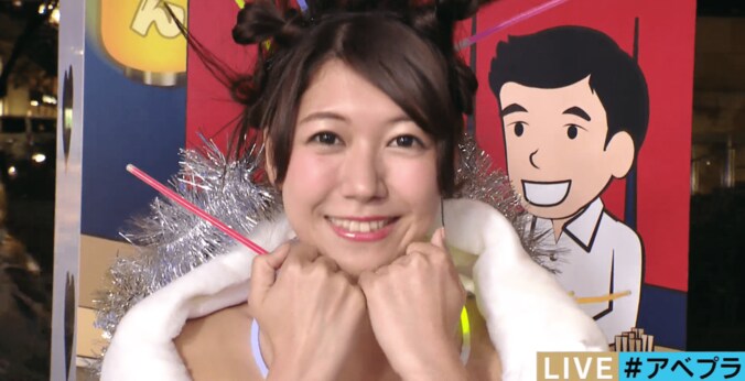 美人気象予報士、視聴者リクエストが多いコスプレ披露　サイリウムを100本刺しまくる 1枚目