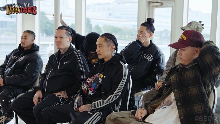 【写真・画像】音信不通になった人気アーティスト、1000万円の札束を手に帰国「タダでは終わらせない」 2枚目