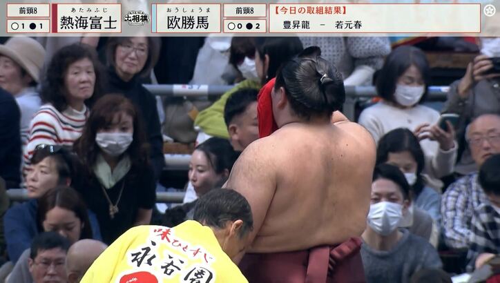 【写真・画像】「気になって仕方ない」大相撲大阪中継に“大物芸人”が降臨 存在感たっぷりな姿に熱視線「ええお席で観てる」　1枚目