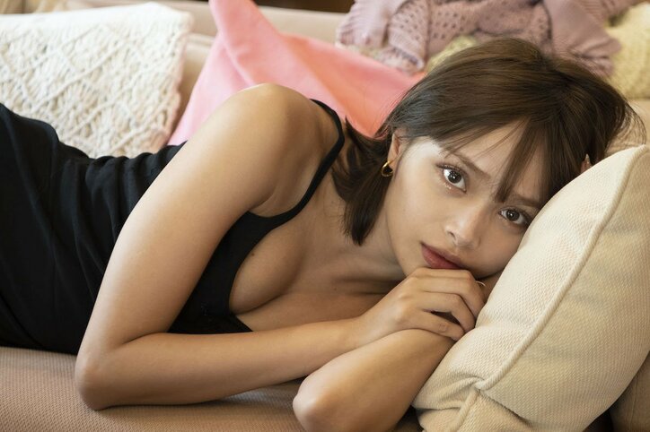 小動物系あざと美女・ジョナの水着オフショット一挙公開 女1：男6の逆ハーレム写真も  『シャッフルアイランド Season4』