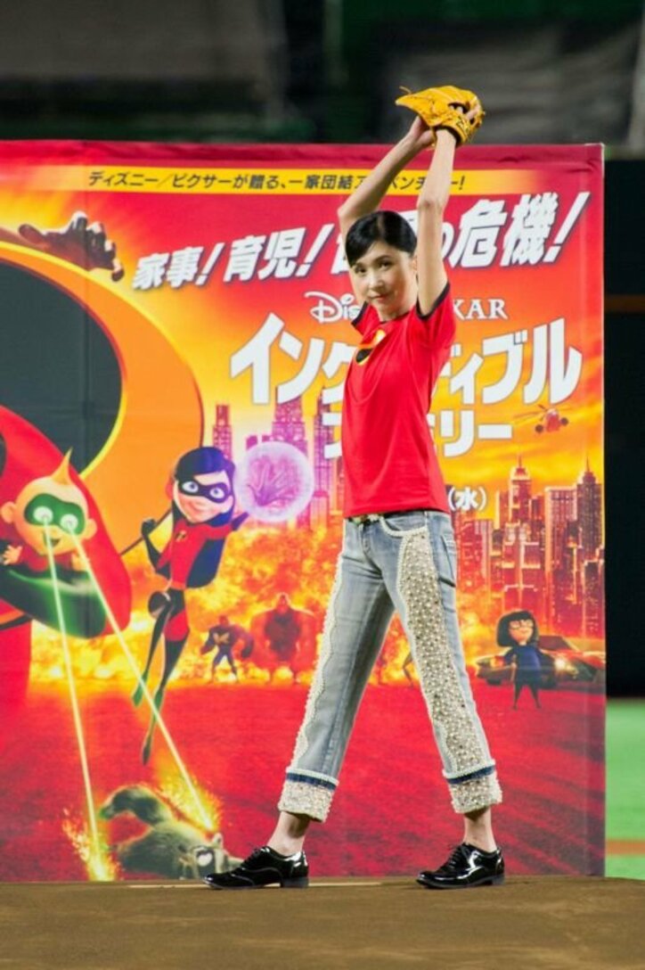 黒木瞳が“インクレディブル”な投球を披露！ソフトバンク柳田悠岐選手からアドバイスも