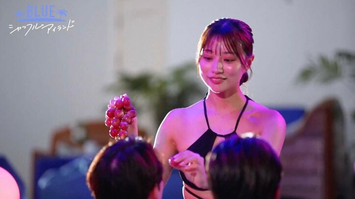 【写真・画像】黒ビキニのマシュマロバスト美人グラドル、プールで男性の口にブドウを…衝撃シーンにゆきぽよ困惑「鳥のエサやり（笑）」　2枚目