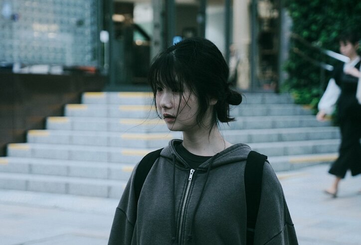 【写真・画像】「犯人はこいつ」高校時代の同級生をSNSで晒しあげ…地方在住の主婦の“歪んだ承認欲求”が怖すぎる『透明なわたしたち』 3枚目