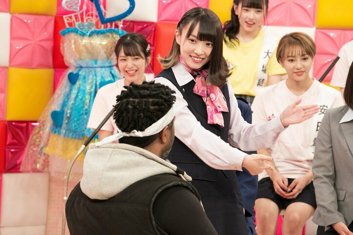 「控えめに言って神回」ラストアイドル、CA風衣装でコスプレバトル！　“珍英語”の嵐で視聴者爆笑