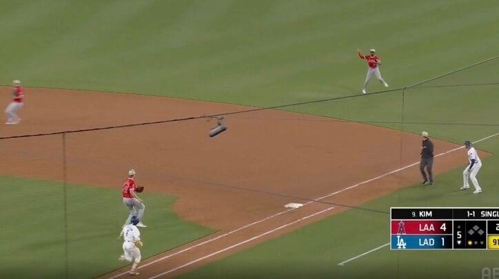 【写真・画像】一体、何が起きた？ 大谷翔平、一瞬見せた“謎の表情”「どうしたw」「どこ見てる？」 叫びながらのリアクションが話題に　1枚目