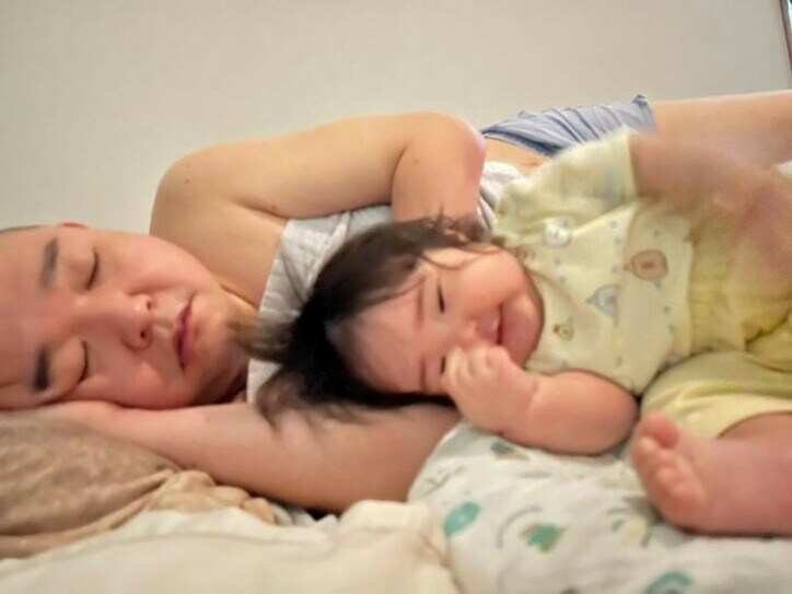  内山信二の妻、夫と娘のそっくりな寝姿公開「めっちゃカワイイ」「似すぎ」の声 