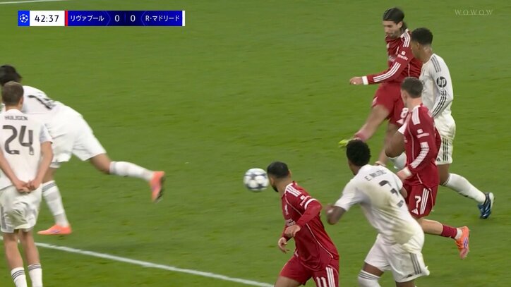 【映像】無回転弾丸ミドルを片手でセーブした瞬間