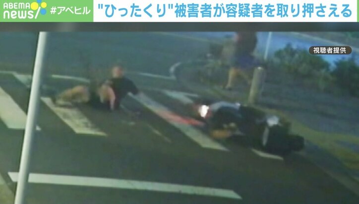 【写真・画像】逃げるバイクに飛びかかる！ ひったくり現行犯逮捕の瞬間 ジム経営者、執念の追跡　1枚目