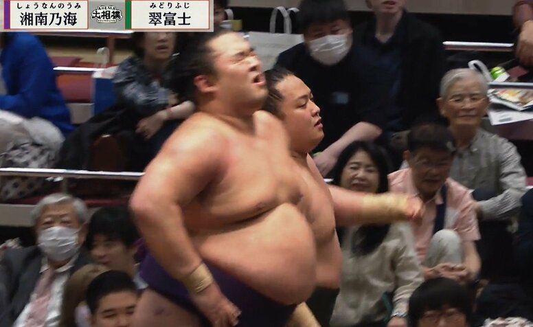 「えぇ！」一体、何が？ 土俵を割った力士に軍配で館内騒然 直後のアナウンスに「あぁ！」納得の声 「こんな熱戦にこんなオチが」の反応も
