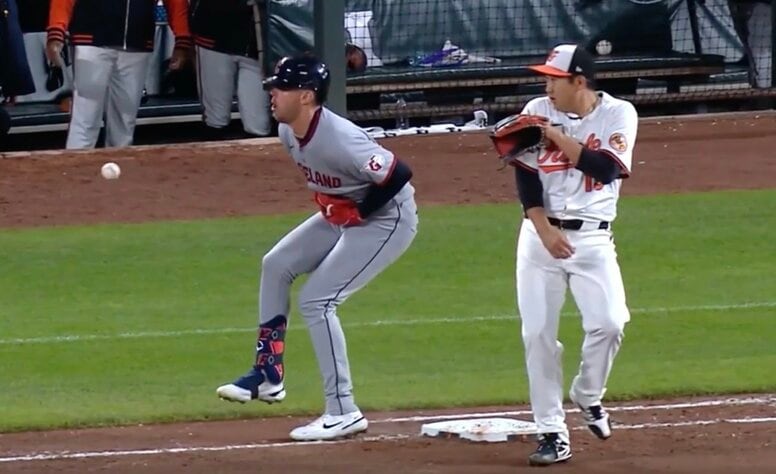 何が起きた！？ オリオールズ菅野智之、“想定外のハプニング”に巻き込まれる 「事故やん」「危っ！」 走者が倒れる… 至近距離から送球直撃