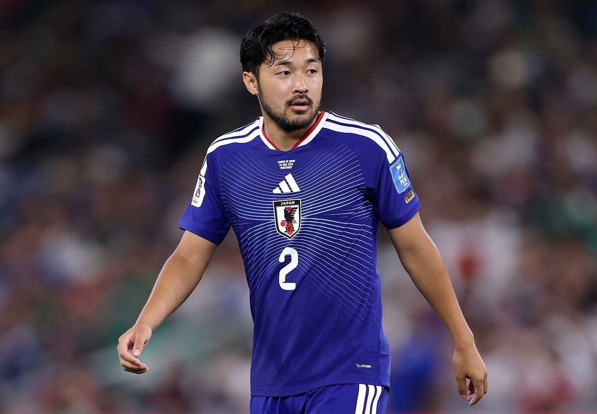 何してんの！」日本代表DFの“痛恨ボールロスト”に列島悲鳴！内田篤人氏