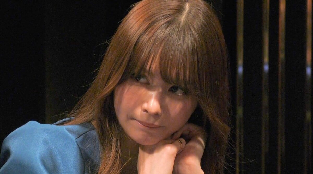 辛いなこれ」“美人すぎるポーカープレーヤー”岡本詩菜、まさかの敗北で