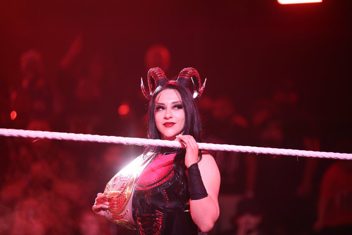 ラテン系美女レスラー、イケおじ人気者を巻き添えに“小悪魔コス