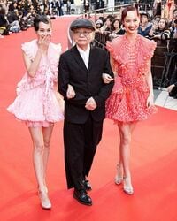 水原姉妹、細野晴臣と腕を組んでレッドカーペットに！ 美脚披露に「cute姉妹」と絶賛の声