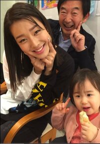 東尾理子が家族すき焼き会の集合写真を公開、すみれも遅れて登場