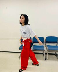 清野菜名の真っ赤なパンツコーデに称賛の声「ズボン可愛い」「躍動感がすごい」