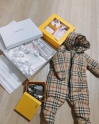 加藤紗里、愛娘に贈られた豪華なプレゼント公開「生後2週間たらずでdiorの哺乳瓶を使いこなすなんて…」