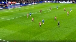 「どこ蹴ってんだ」華麗な股抜きドリブル→明後日の方向へシュートにスタジアム騒然！チェルシーFWに実況や視聴者も唖然「好ムーブからのホームラン」「ゴールはそっちじゃない」