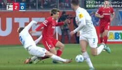 ふざけるなよ！ 堂安律、“極悪カニ挟み”危険タックルで吹っ飛ぶ瞬間「危なすぎる」 超危険プレーにファン激怒「流石にやりすぎ」