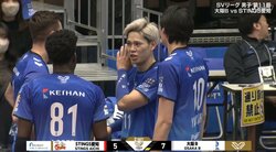 強烈なスパイクが側頭部を直撃